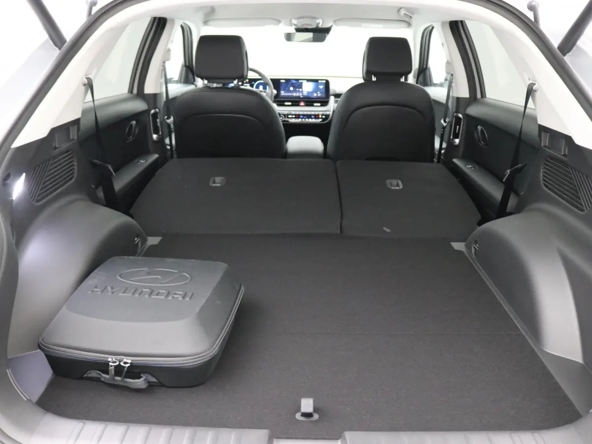 Long Range Pure Edition 84 kWh / Nieuw direct leverbaar / 3-fase / Navigatie / Perkeersensoren / 100% SoH / 5 jaar Fabrieksgarantie / 8 Jaar accu garantie /