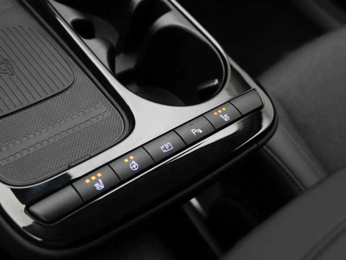 Long Range Pure Edition 84 kWh / Nieuw direct leverbaar / 3-fase / Navigatie / Perkeersensoren / 100% SoH / 5 jaar Fabrieksgarantie / 8 Jaar accu garantie /