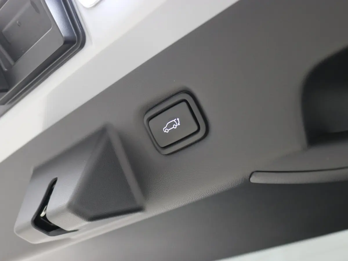 Long Range Pure Edition 84 kWh / Nieuw direct leverbaar / 3-fase / Navigatie / Perkeersensoren / 100% SoH / 5 jaar Fabrieksgarantie / 8 Jaar accu garantie /