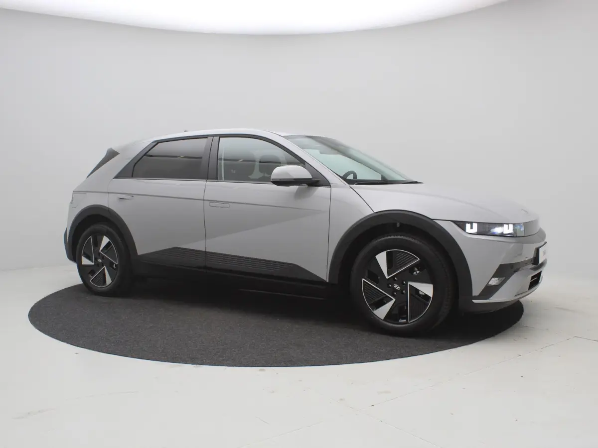 Long Range Pure Edition 84 kWh / Nieuw direct leverbaar / 3-fase / Navigatie / Perkeersensoren / 100% SoH / 5 jaar Fabrieksgarantie / 8 Jaar accu garantie /