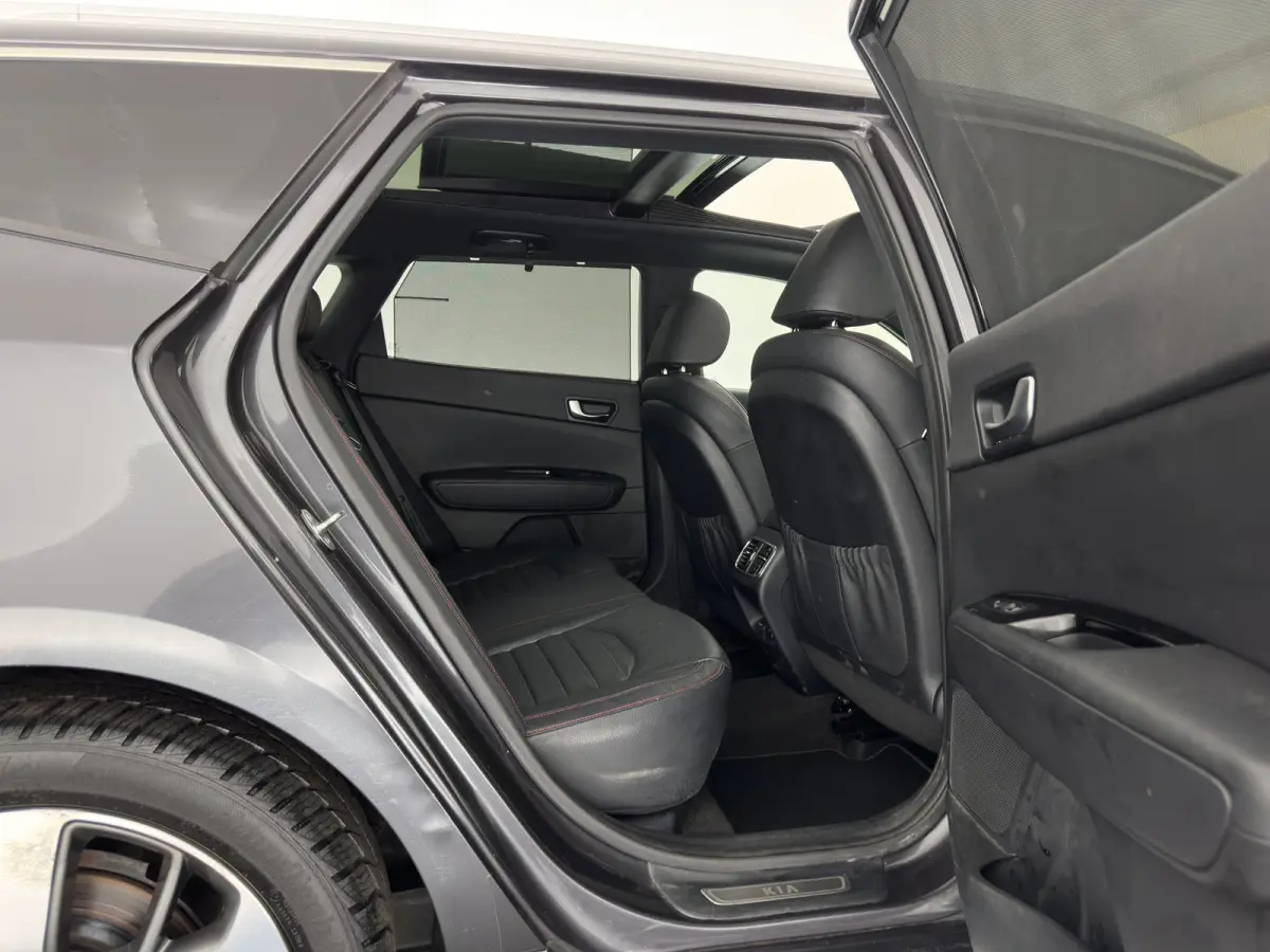 Sportswagon 1.7 CRDi GT-Line (INCL-BTW)  Aut. *PANO | LEATHER | FULL-LED | HARMAN/KARDON-AUDIO  | ADAPTIVE-CRUISE | BLINDSPOT | TOPVIEW | KEYLESS | HEATED-COMFORTSEATS | NAVI-FULLMAP | SHIFT