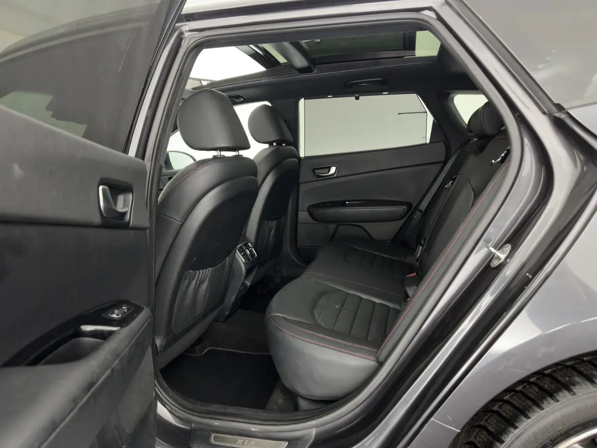 Sportswagon 1.7 CRDi GT-Line (INCL-BTW)  Aut. *PANO | LEATHER | FULL-LED | HARMAN/KARDON-AUDIO  | ADAPTIVE-CRUISE | BLINDSPOT | TOPVIEW | KEYLESS | HEATED-COMFORTSEATS | NAVI-FULLMAP | SHIFT