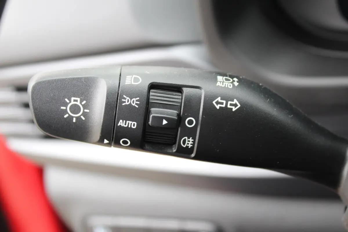 1.0 T-GDI Comfort / LES AUTO / Dubbele bediening aanwezig / All Seasonbanden / Airco / LMV / Cruise Control / 5 jaar Fabrieksgarantie /  Navigatie via Apple Carplay & Android Auto /