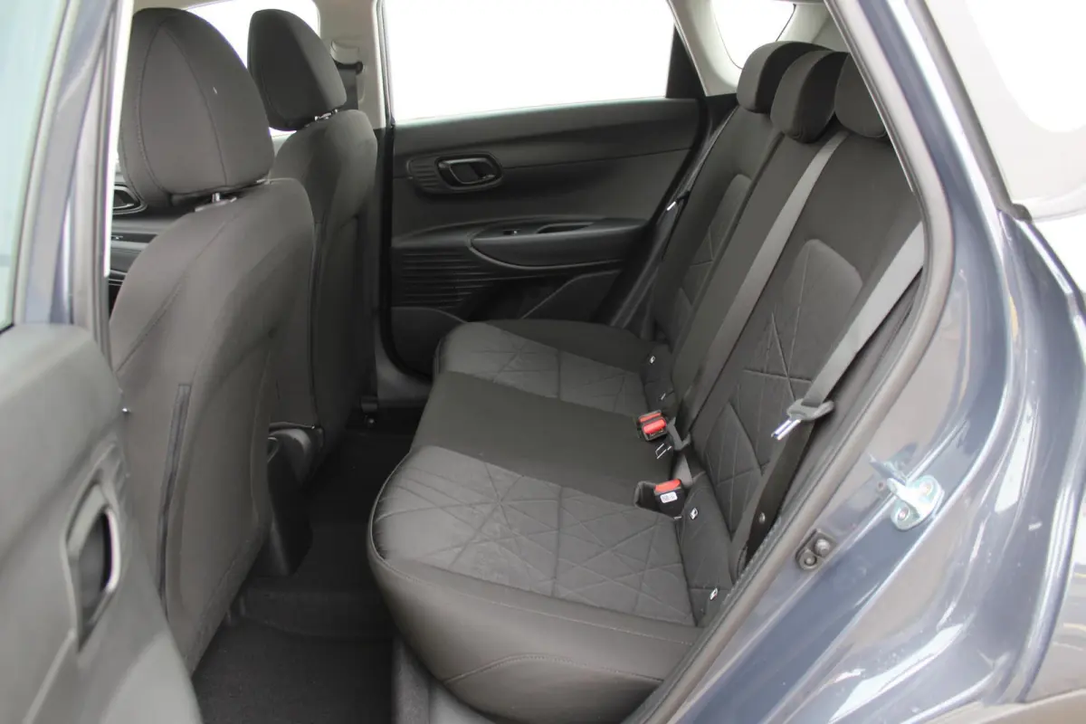 1.0 T-GDI Comfort / LES AUTO / Dubbele bediening aanwezig / All Seasonbanden / Airco / LMV / Cruise Control / 5 jaar Fabrieksgarantie /  Navigatie via Apple Carplay & Android Auto /
