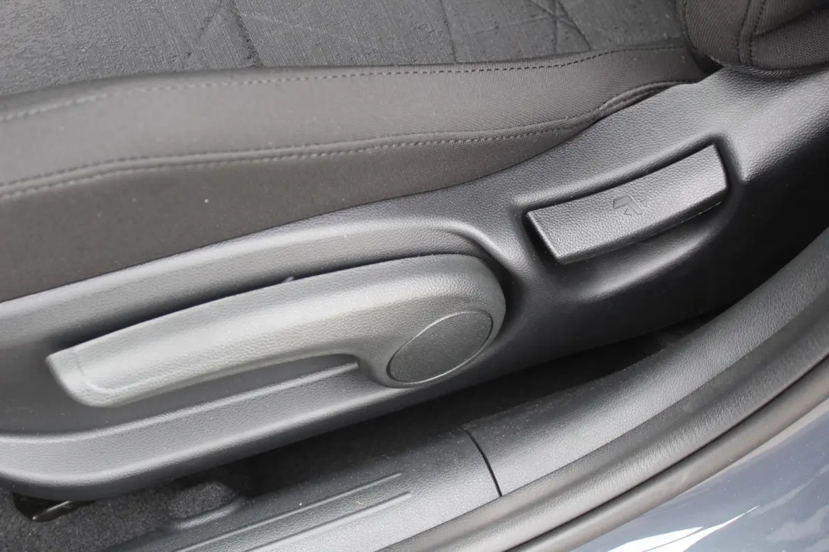1.0 T-GDI Comfort / LES AUTO / Dubbele bediening aanwezig / All Seasonbanden / Airco / LMV / Cruise Control / 5 jaar Fabrieksgarantie /  Navigatie via Apple Carplay & Android Auto /