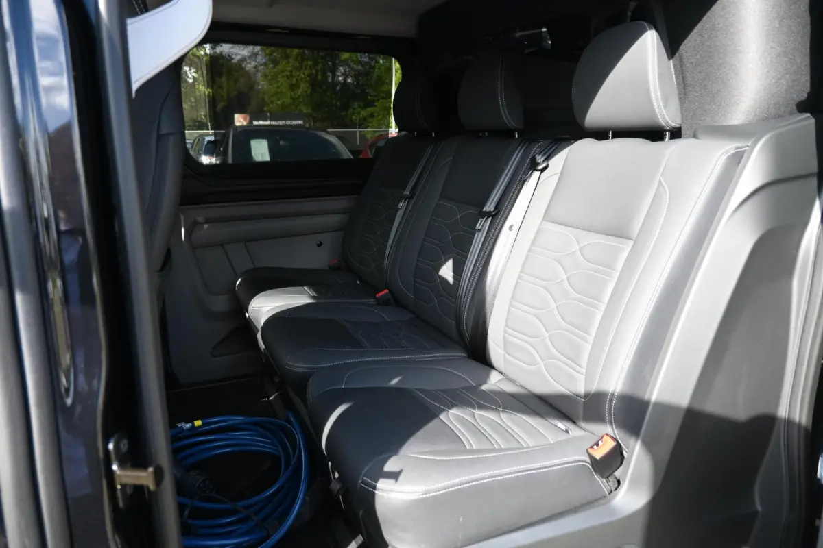 Black Platinum 320 2.5 PHEV L2H1 | Dubbel Cabine 5P | Leder | Adaptive Cruise Control | Camera | Stoelverwarming |