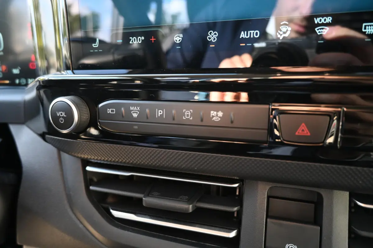 Black Platinum 320 2.5 PHEV L2H1 | Dubbel Cabine 5P | Leder | Adaptive Cruise Control | Camera | Stoelverwarming |