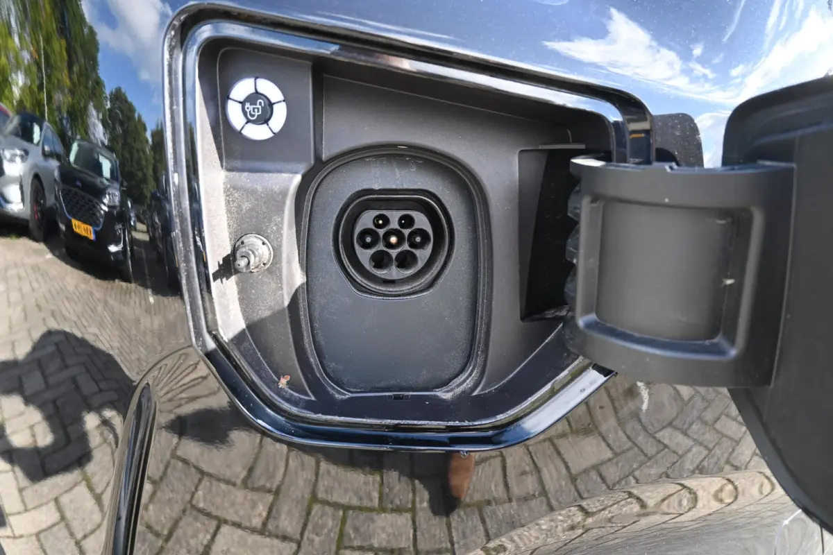 Black Platinum 320 2.5 PHEV L2H1 | Dubbel Cabine 5P | Leder | Adaptive Cruise Control | Camera | Stoelverwarming |