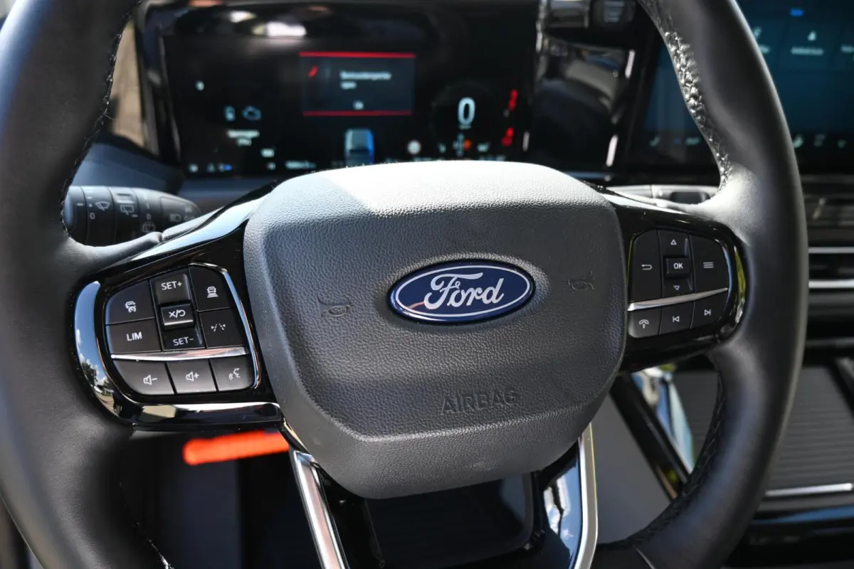 Black Platinum 320 2.5 PHEV L2H1 | Dubbel Cabine 5P | Leder | Adaptive Cruise Control | Camera | Stoelverwarming |