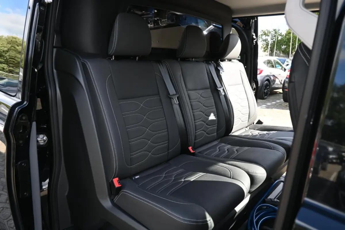 Black Platinum 320 2.5 PHEV L2H1 | Dubbel Cabine 5P | Leder | Adaptive Cruise Control | Camera | Stoelverwarming |