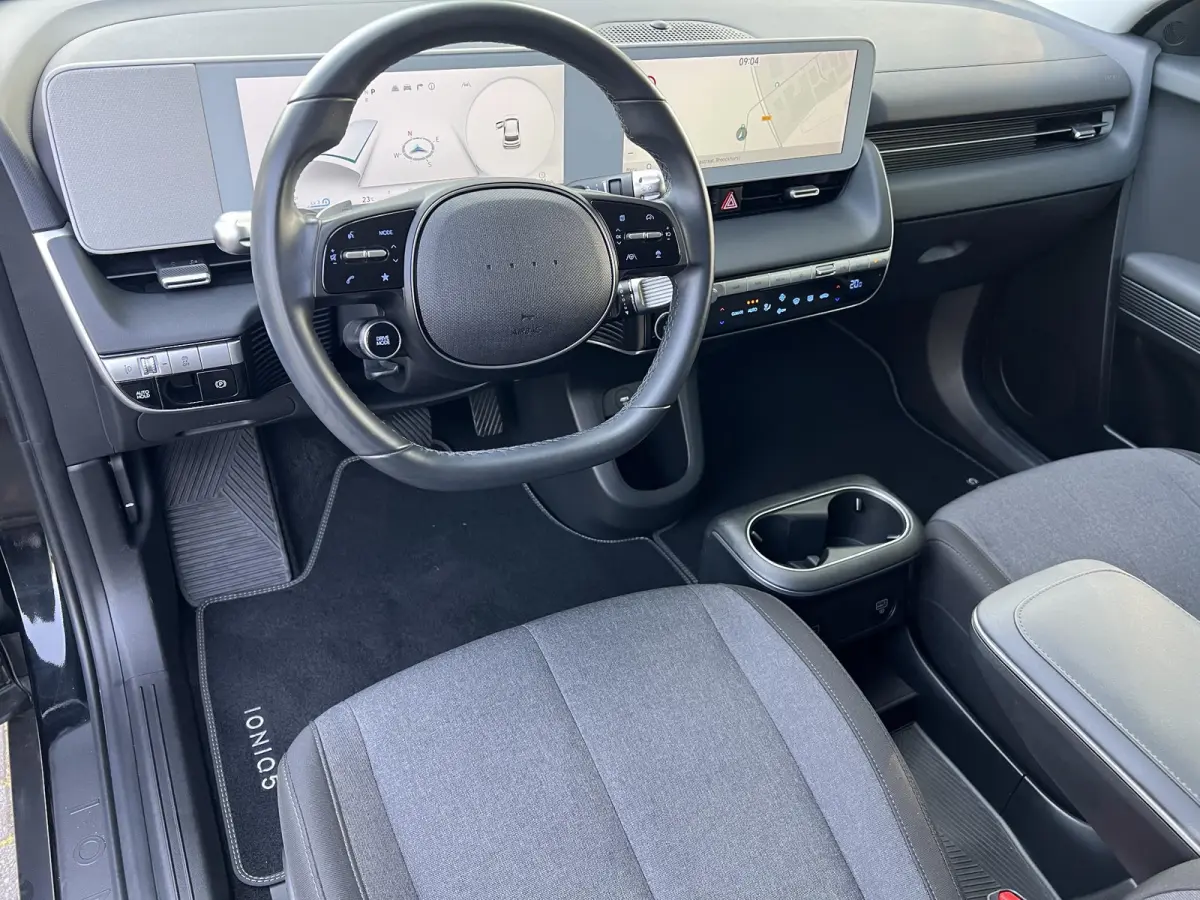 Style 58 kWh / Fabrieksgarantie tot 10-2028 / Accu SoH 100 % / CCS snel laden / WLTP 384 km stad 587 km / Navigatie / Apple Carplay Android / Adapt. CC / 19"LM wielen & All Season banden /