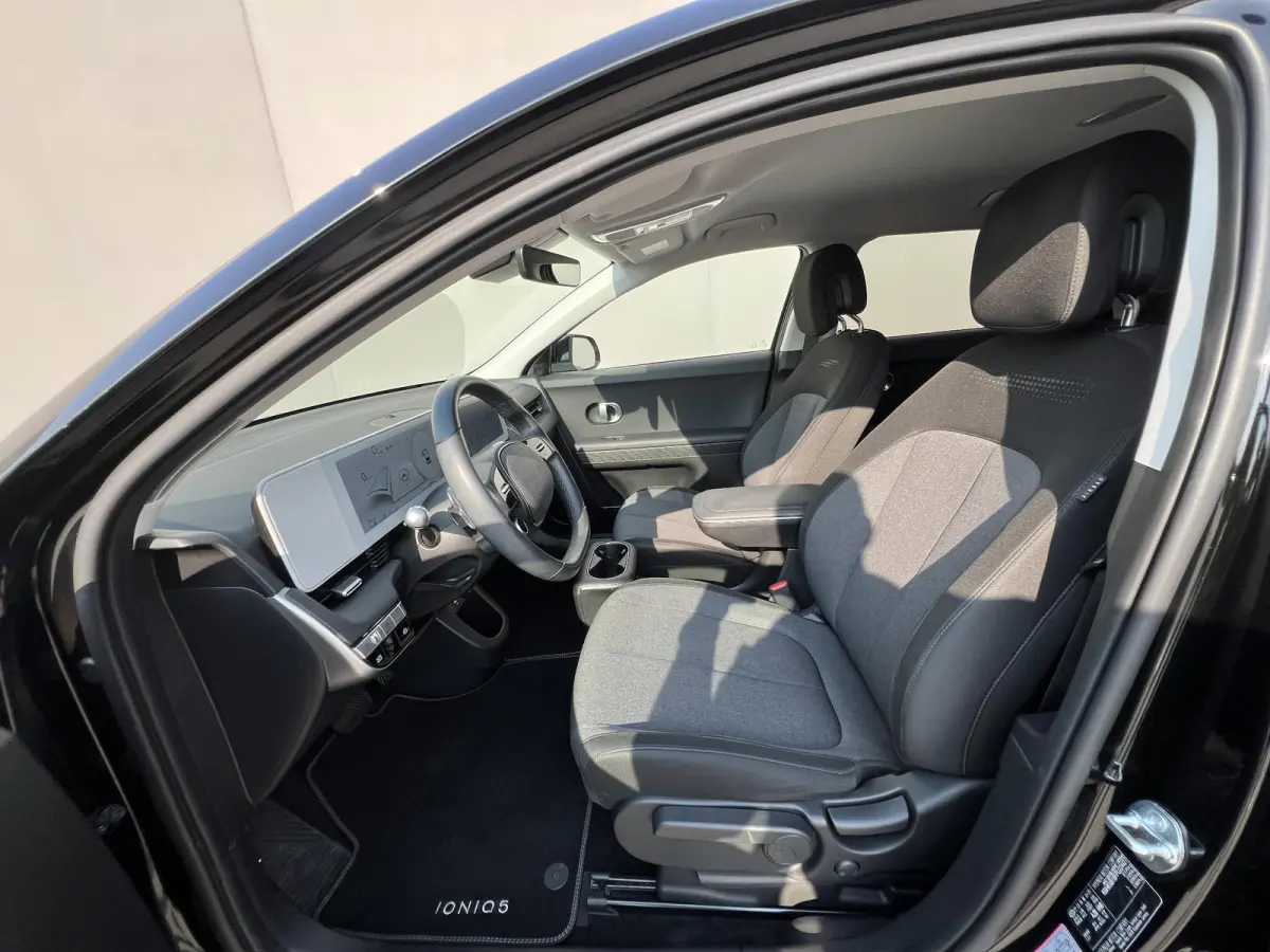 Style 58 kWh / Fabrieksgarantie tot 10-2028 / Accu SoH 100 % / CCS snel laden / WLTP 384 km stad 587 km / Navigatie / Apple Carplay Android / Adapt. CC / 19"LM wielen & All Season banden /