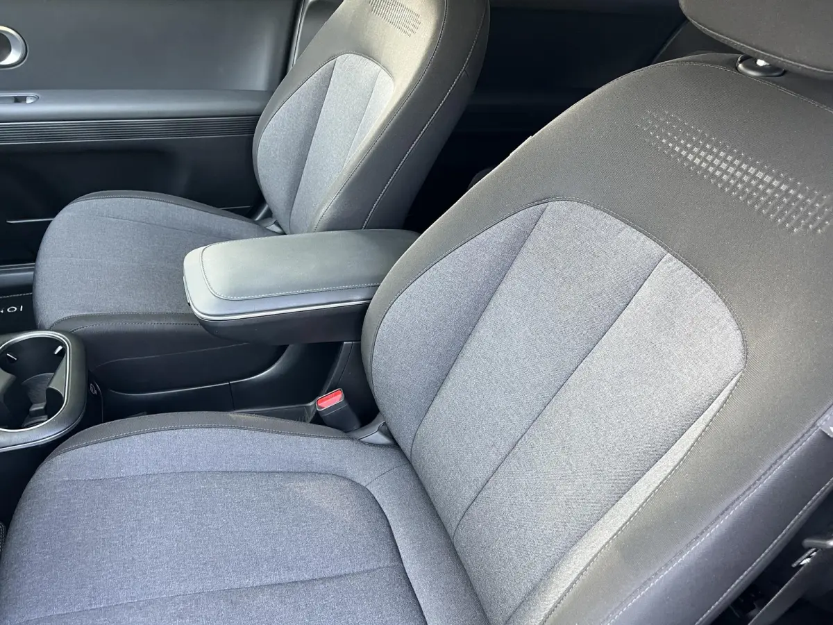 Style 58 kWh / Fabrieksgarantie tot 10-2028 / Accu SoH 100 % / CCS snel laden / WLTP 384 km stad 587 km / Navigatie / Apple Carplay Android / Adapt. CC / 19"LM wielen & All Season banden /