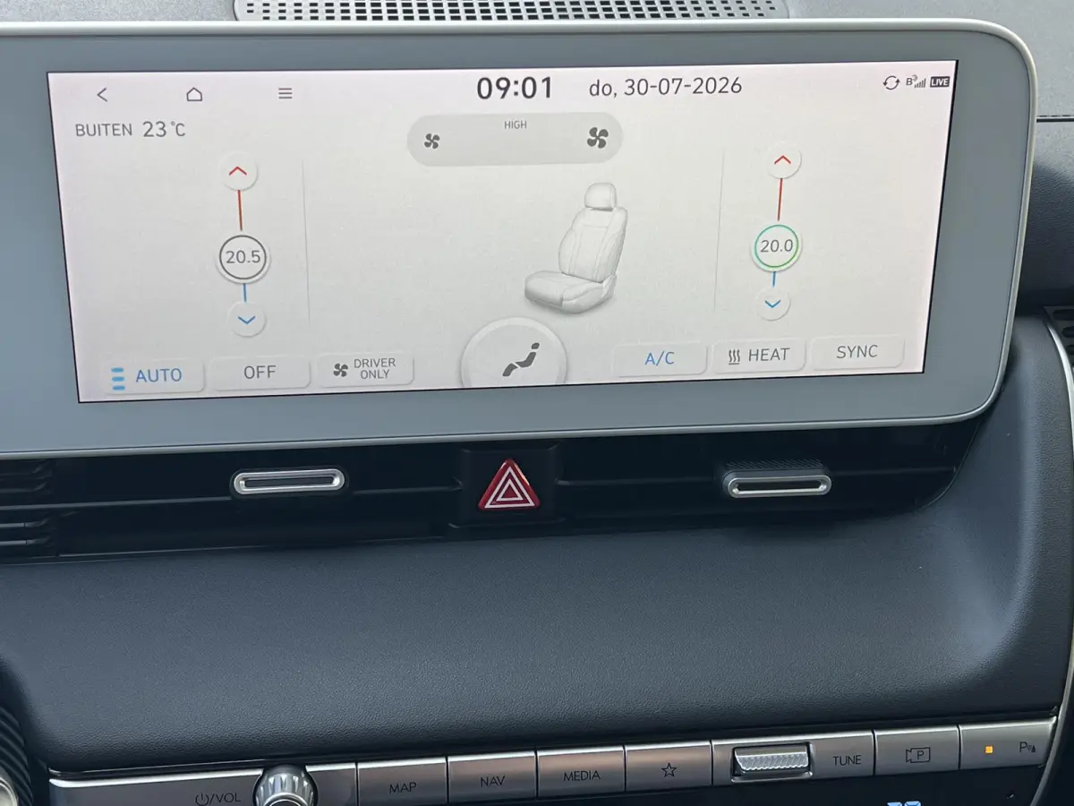 Style 58 kWh / Fabrieksgarantie tot 10-2028 / Accu SoH 100 % / CCS snel laden / WLTP 384 km stad 587 km / Navigatie / Apple Carplay Android / Adapt. CC / 19"LM wielen & All Season banden /