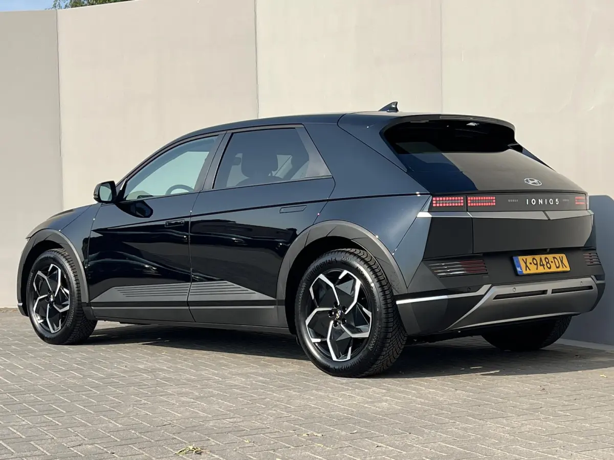 Style 58 kWh / Fabrieksgarantie tot 10-2028 / Accu SoH 100 % / CCS snel laden / WLTP 384 km stad 587 km / Navigatie / Apple Carplay Android / Adapt. CC / 19"LM wielen & All Season banden /