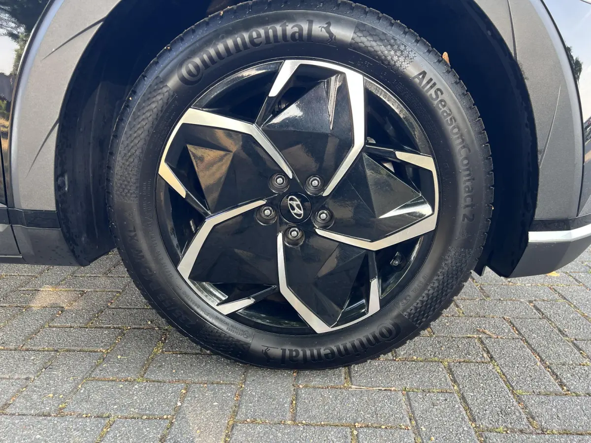 Style 58 kWh / Fabrieksgarantie tot 10-2028 / Accu SoH 100 % / CCS snel laden / WLTP 384 km stad 587 km / Navigatie / Apple Carplay Android / Adapt. CC / 19"LM wielen & All Season banden /