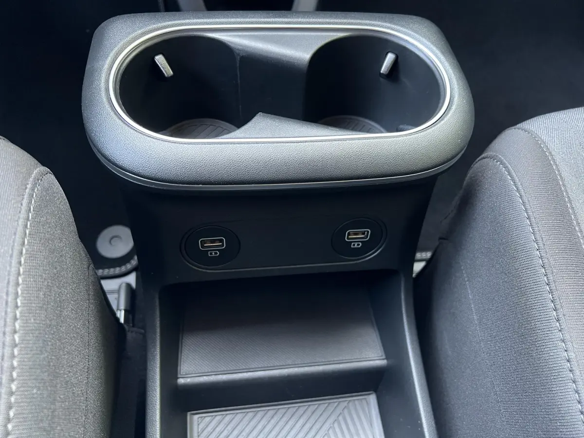 Style 58 kWh / Fabrieksgarantie tot 10-2028 / Accu SoH 100 % / CCS snel laden / WLTP 384 km stad 587 km / Navigatie / Apple Carplay Android / Adapt. CC / 19"LM wielen & All Season banden /