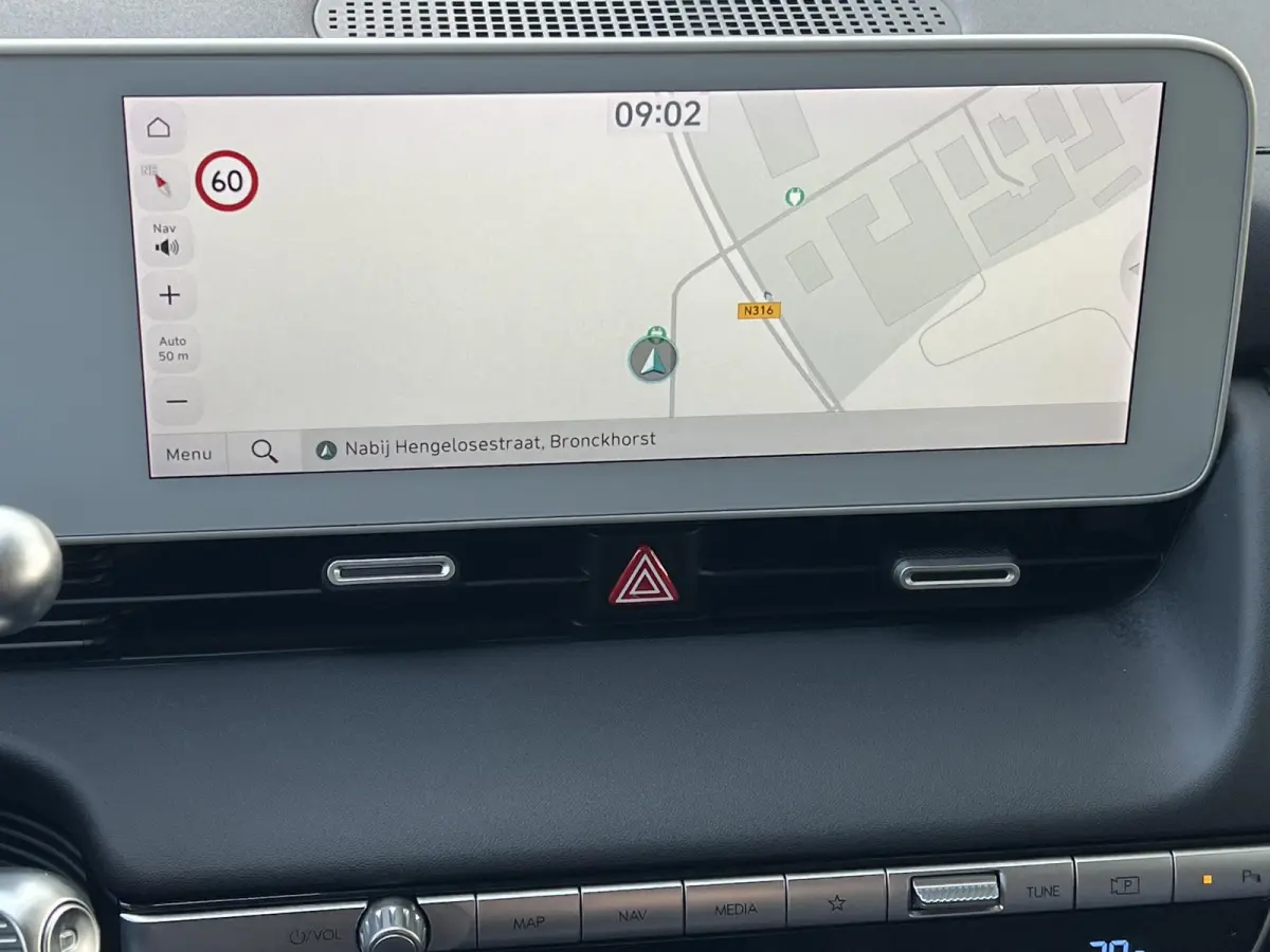 Style 58 kWh / Fabrieksgarantie tot 10-2028 / Accu SoH 100 % / CCS snel laden / WLTP 384 km stad 587 km / Navigatie / Apple Carplay Android / Adapt. CC / 19"LM wielen & All Season banden /