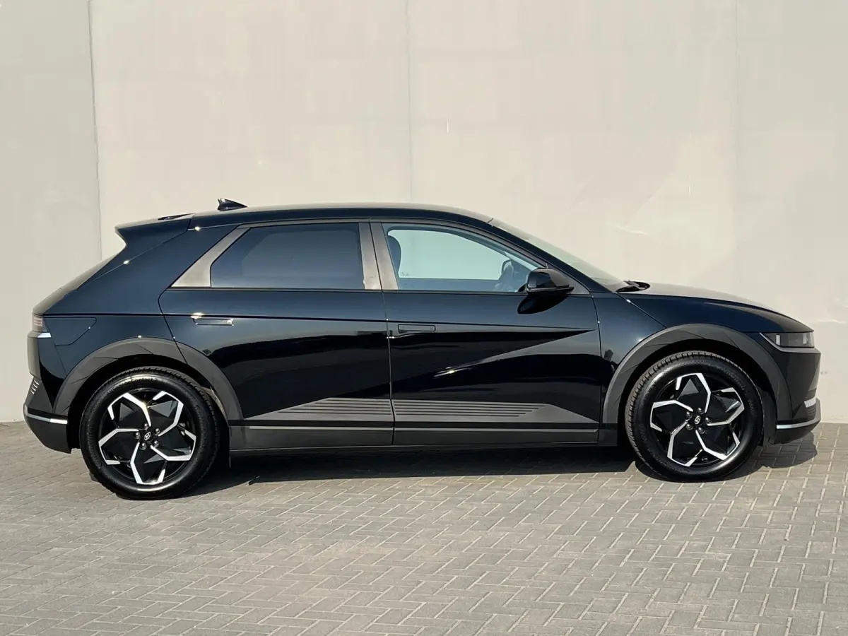 Style 58 kWh / Fabrieksgarantie tot 10-2028 / Accu SoH 100 % / CCS snel laden / WLTP 384 km stad 587 km / Navigatie / Apple Carplay Android / Adapt. CC / 19"LM wielen & All Season banden /