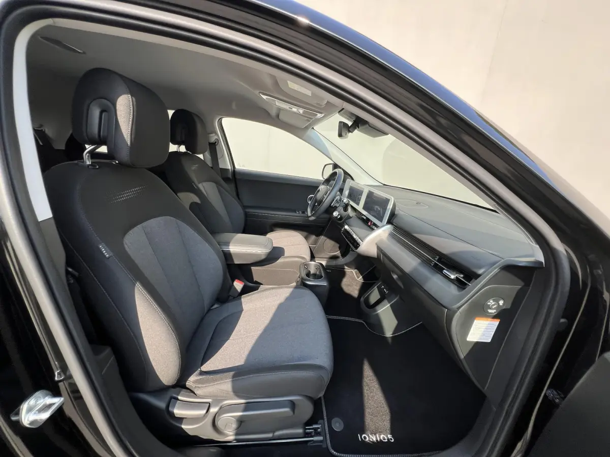 Style 58 kWh / Fabrieksgarantie tot 10-2028 / Accu SoH 100 % / CCS snel laden / WLTP 384 km stad 587 km / Navigatie / Apple Carplay Android / Adapt. CC / 19"LM wielen & All Season banden /