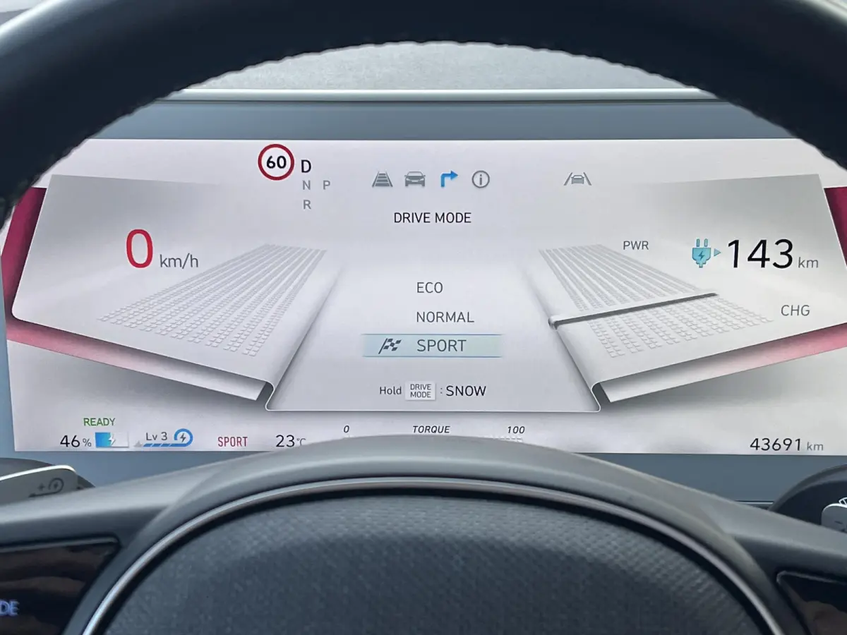 Style 58 kWh / Fabrieksgarantie tot 10-2028 / Accu SoH 100 % / CCS snel laden / WLTP 384 km stad 587 km / Navigatie / Apple Carplay Android / Adapt. CC / 19"LM wielen & All Season banden /