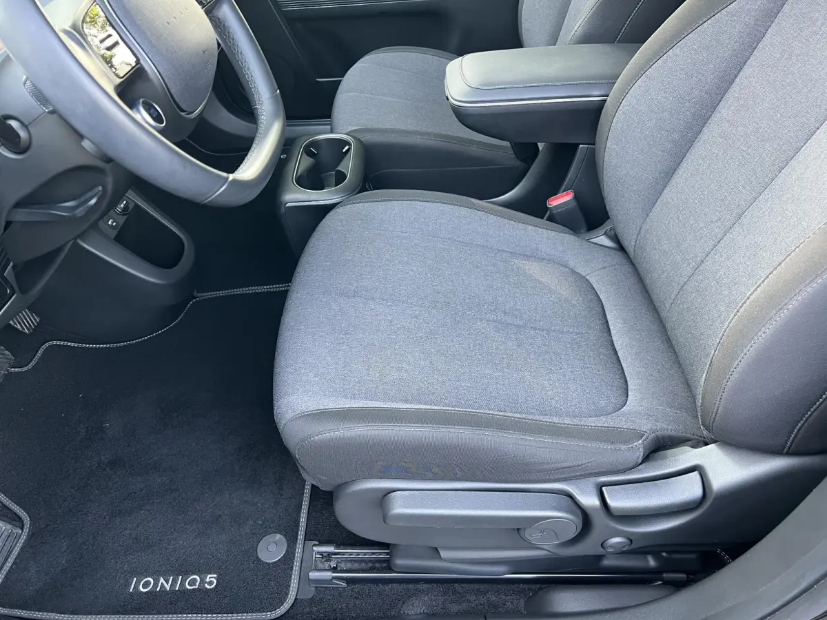 Style 58 kWh / Fabrieksgarantie tot 10-2028 / Accu SoH 100 % / CCS snel laden / WLTP 384 km stad 587 km / Navigatie / Apple Carplay Android / Adapt. CC / 19"LM wielen & All Season banden /