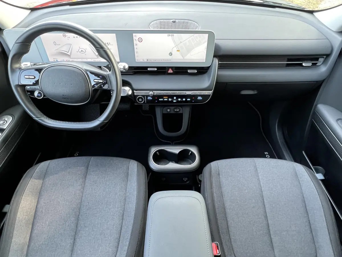 Style 58 kWh / Fabrieksgarantie tot 10-2028 / Accu SoH 100 % / CCS snel laden / WLTP 384 km stad 587 km / Navigatie / Apple Carplay Android / Adapt. CC / 19"LM wielen & All Season banden /