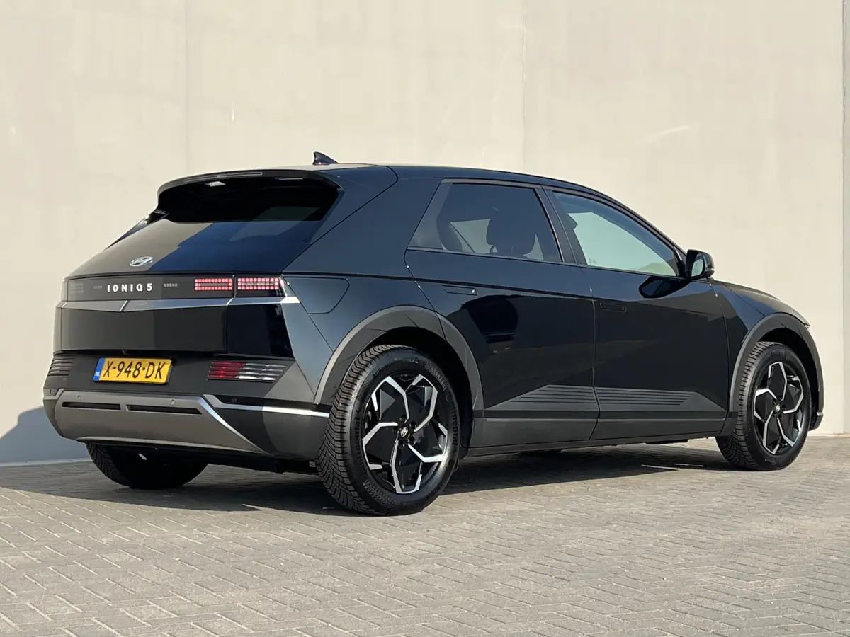 Style 58 kWh / Fabrieksgarantie tot 10-2028 / Accu SoH 100 % / CCS snel laden / WLTP 384 km stad 587 km / Navigatie / Apple Carplay Android / Adapt. CC / 19"LM wielen & All Season banden /