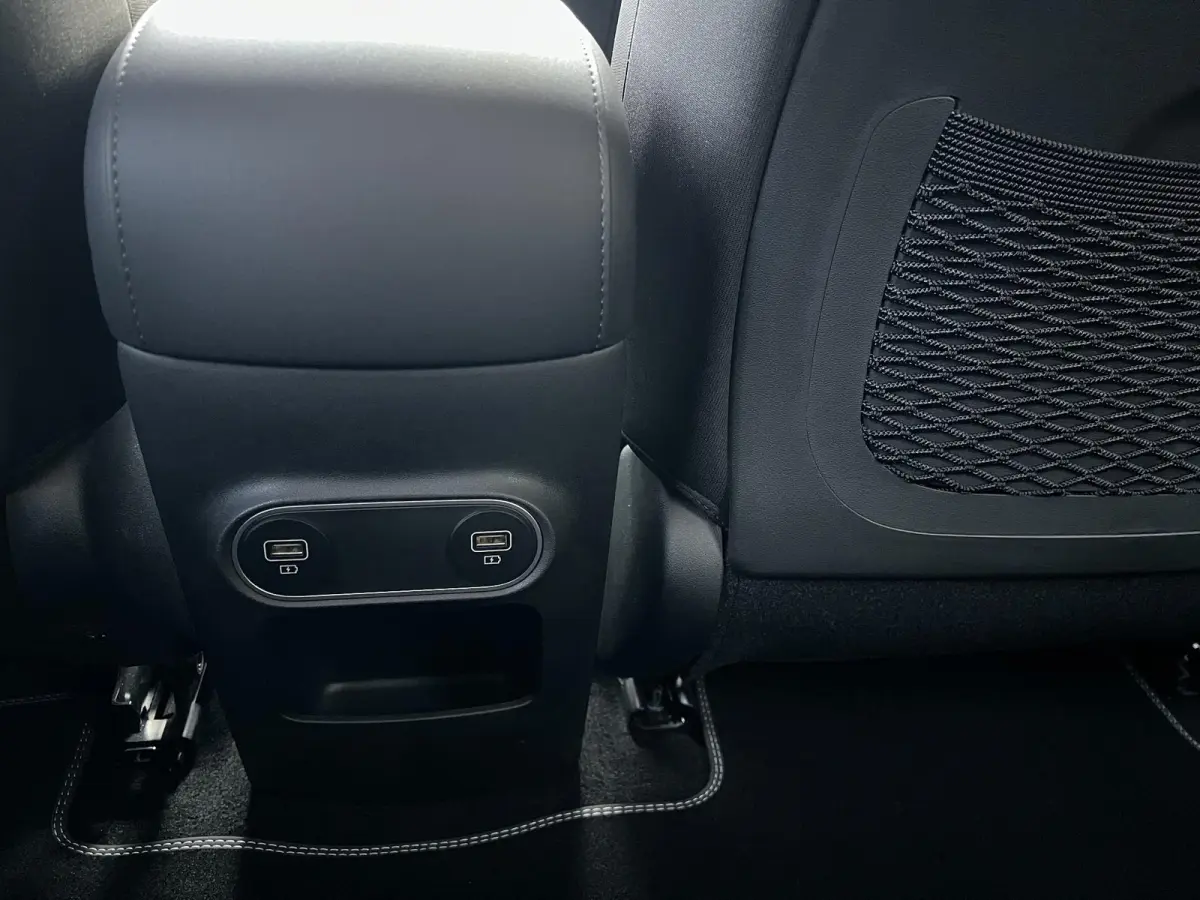 Style 58 kWh / Fabrieksgarantie tot 10-2028 / Accu SoH 100 % / CCS snel laden / WLTP 384 km stad 587 km / Navigatie / Apple Carplay Android / Adapt. CC / 19"LM wielen & All Season banden /