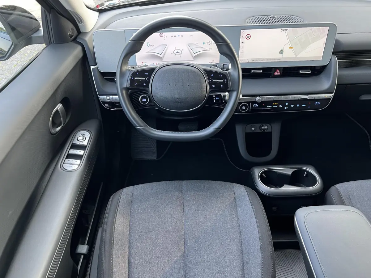Style 58 kWh / Fabrieksgarantie tot 10-2028 / Accu SoH 100 % / CCS snel laden / WLTP 384 km stad 587 km / Navigatie / Apple Carplay Android / Adapt. CC / 19"LM wielen & All Season banden /