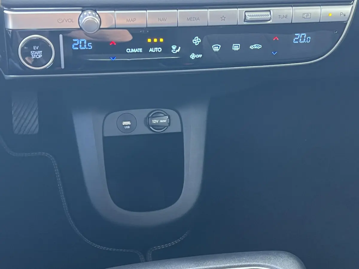 Style 58 kWh / Fabrieksgarantie tot 10-2028 / Accu SoH 100 % / CCS snel laden / WLTP 384 km stad 587 km / Navigatie / Apple Carplay Android / Adapt. CC / 19"LM wielen & All Season banden /