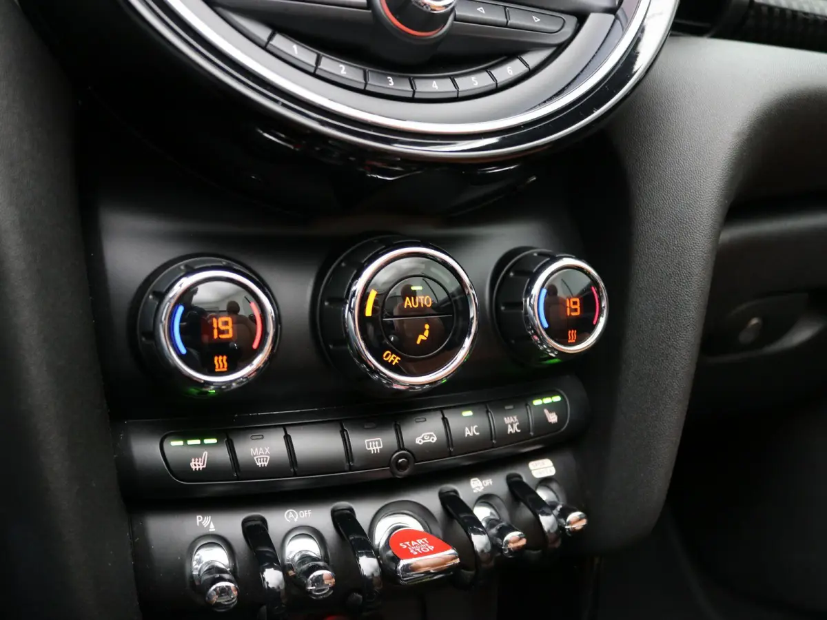 2.0 S Chili Serious Business / Navigatie / Parkeersensoren voor en achter / Historie digitaal aanwezig / Stoelverwarming voor / Airco Climat Control / LMV / Elektrisch Cabriodak / Lederen be