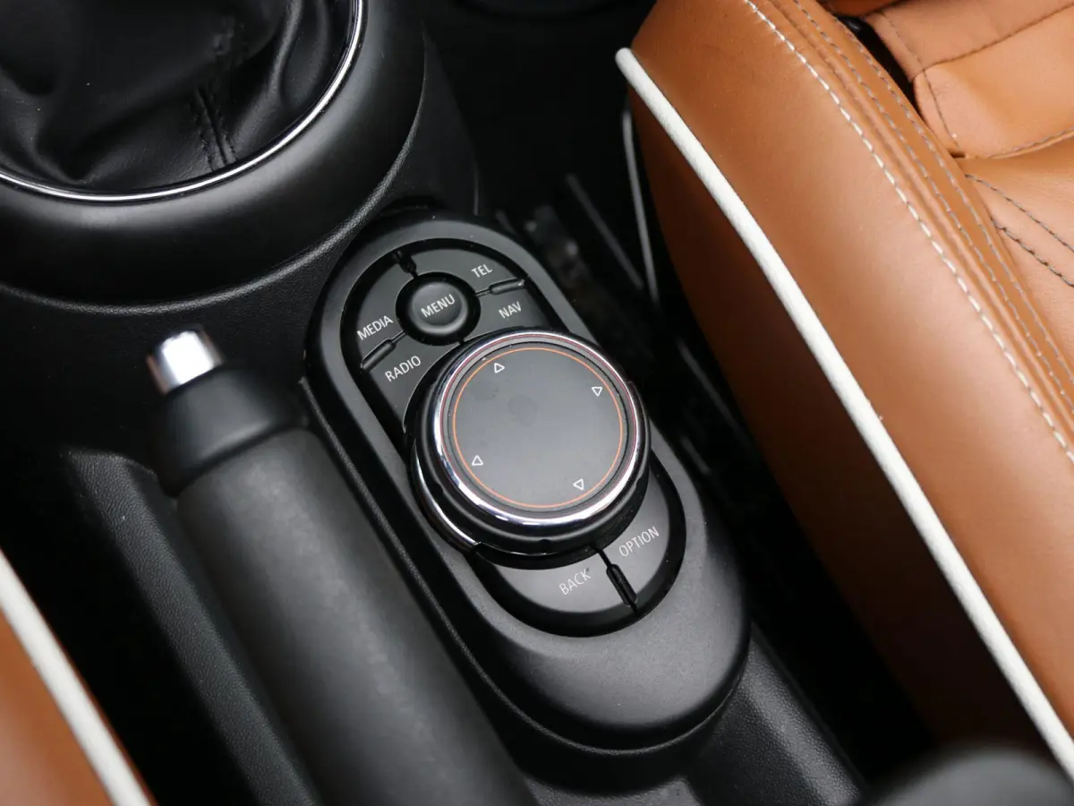 2.0 S Chili Serious Business / Navigatie / Parkeersensoren voor en achter / Historie digitaal aanwezig / Stoelverwarming voor / Airco Climat Control / LMV / Elektrisch Cabriodak / Lederen be