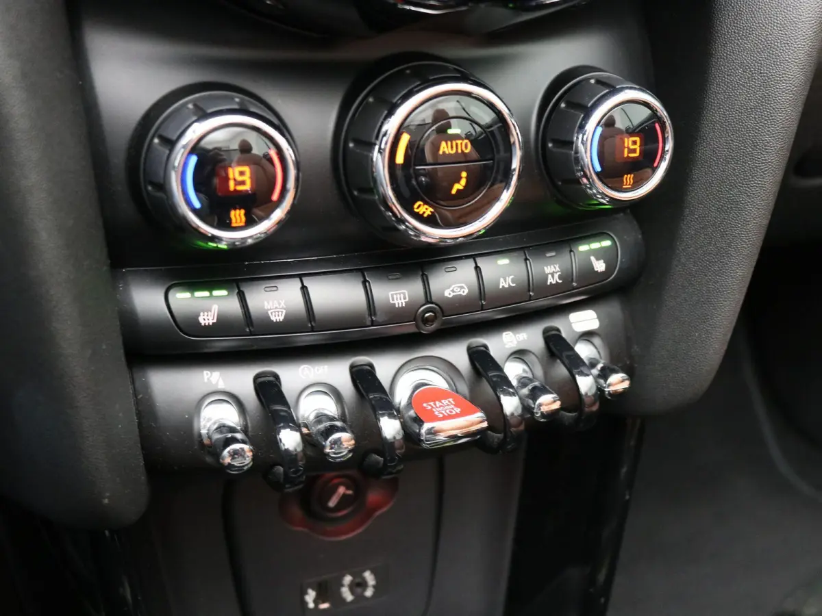 2.0 S Chili Serious Business / Navigatie / Parkeersensoren voor en achter / Historie digitaal aanwezig / Stoelverwarming voor / Airco Climat Control / LMV / Elektrisch Cabriodak / Lederen be