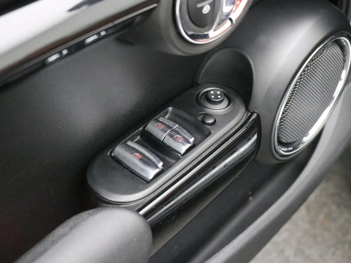 2.0 S Chili Serious Business / Navigatie / Parkeersensoren voor en achter / Historie digitaal aanwezig / Stoelverwarming voor / Airco Climat Control / LMV / Elektrisch Cabriodak / Lederen be