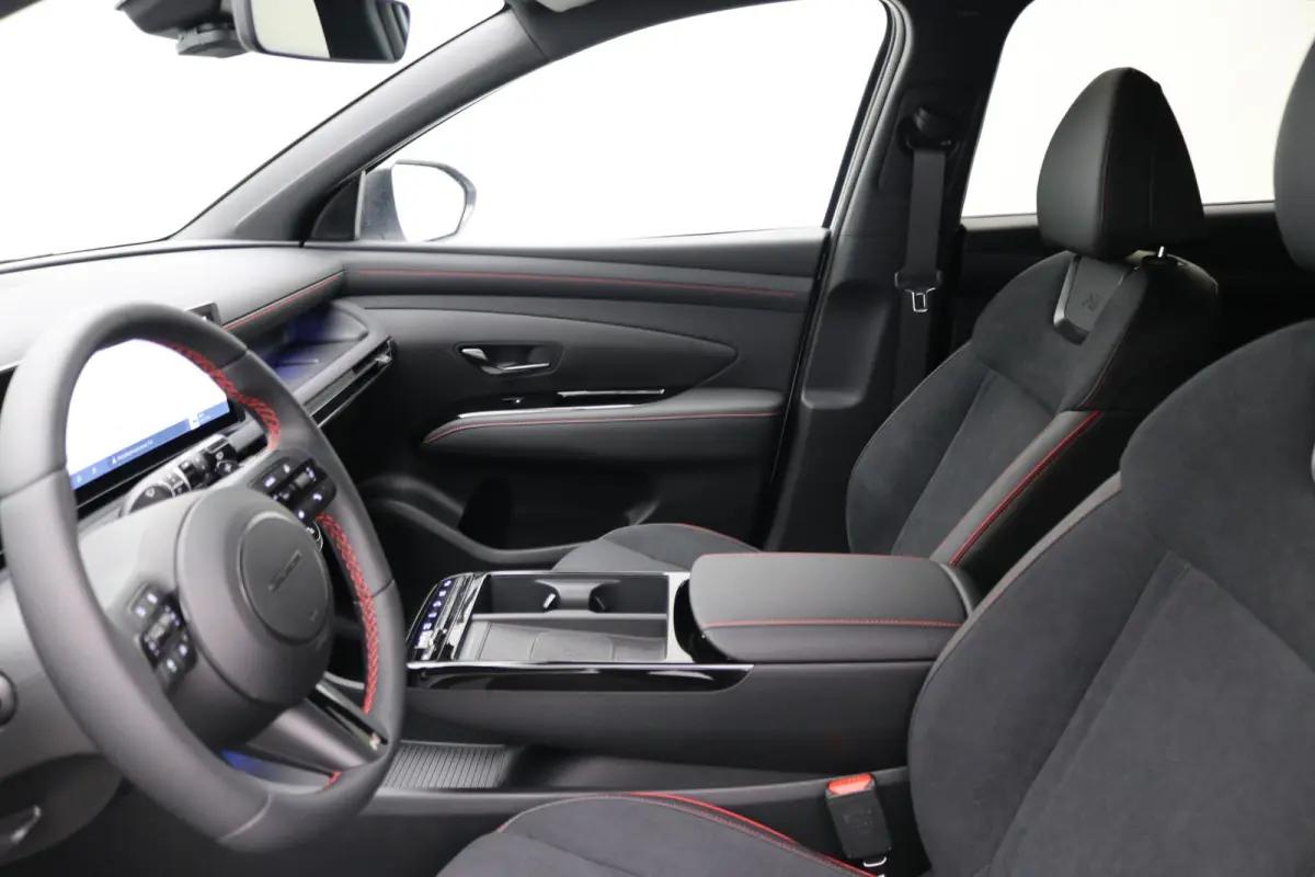1.6 T-GDI PHEV N Line Edition / Navigatie / Leer-Alcantara bekleding met rode stiksel / 19" LMV / Stoelverwarming voor / LED verlichting /