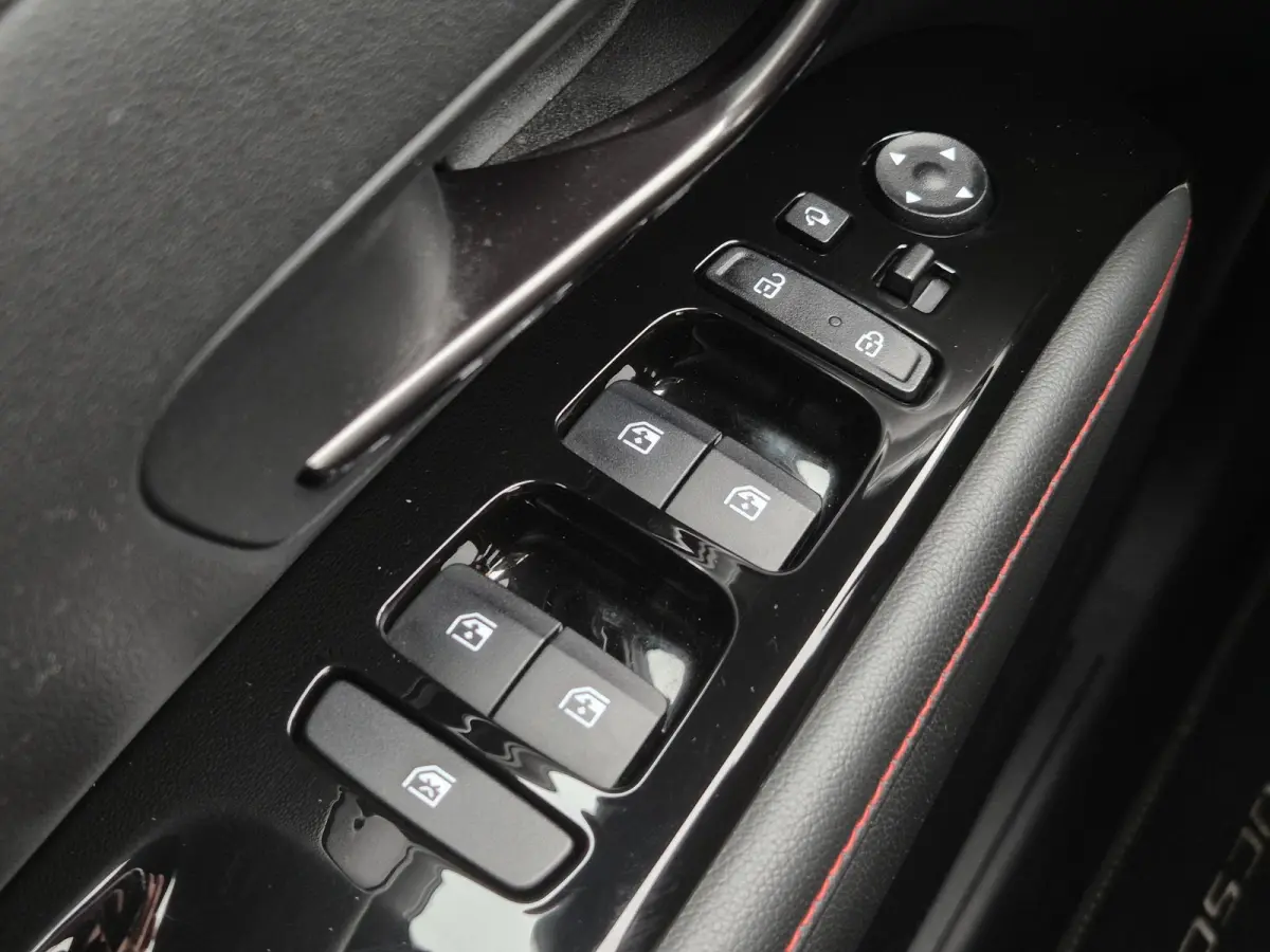 1.6 T-GDI HEV N Line Sky / Dealer onderhouden / Fabrieksgarantie tot 03-2027 / Trekhaak afneembaar / Panorama schuifdak / Trekgewicht 1650 kg / Navigatie / Apple Carplay Android / Elektrisch