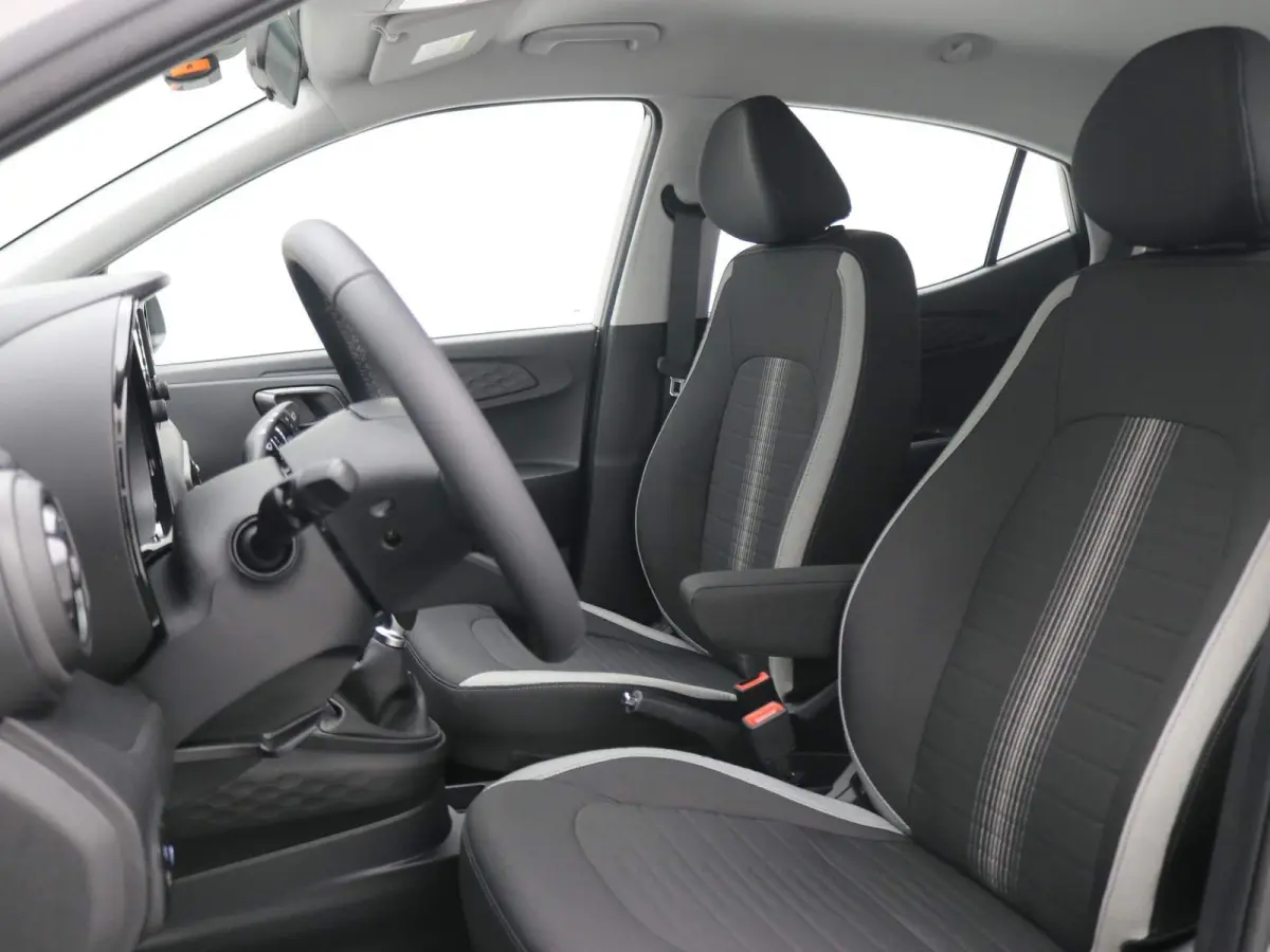 1.0 Comfort Smart / Navigatie / Cruise Control / Airco / LED dagrijverlichting / Achteruitrijcamera / Parkeersensoren achter / Fabrieksgarantie t/m 25-01-2030 /