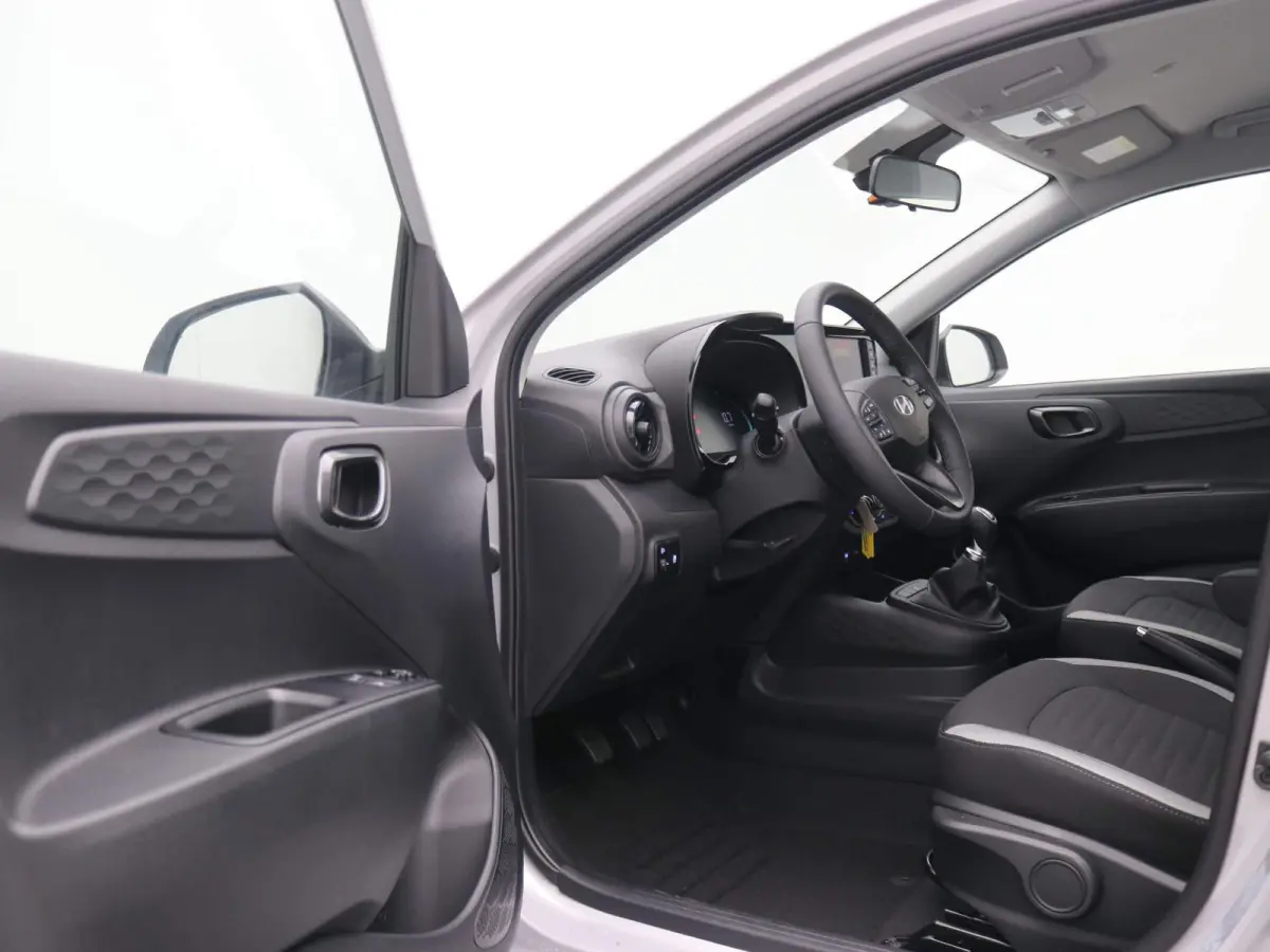 1.0 Comfort Smart / Navigatie / Cruise Control / Airco / LED dagrijverlichting / Achteruitrijcamera / Parkeersensoren achter / Fabrieksgarantie t/m 25-01-2030 /