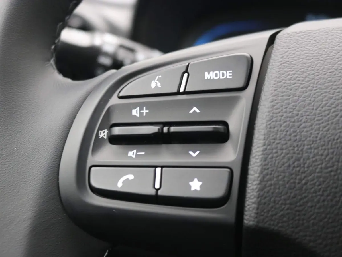 1.0 Comfort Smart / Navigatie / Cruise Control / Airco / LED dagrijverlichting / Achteruitrijcamera / Parkeersensoren achter / Fabrieksgarantie t/m 25-01-2030 /