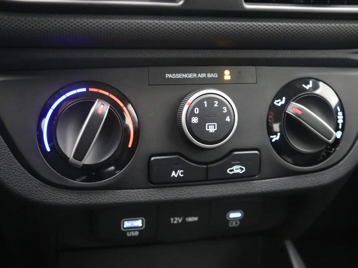 1.0 Comfort Smart / Navigatie / Cruise Control / Airco / LED dagrijverlichting / Achteruitrijcamera / Parkeersensoren achter / Fabrieksgarantie t/m 25-01-2030 /