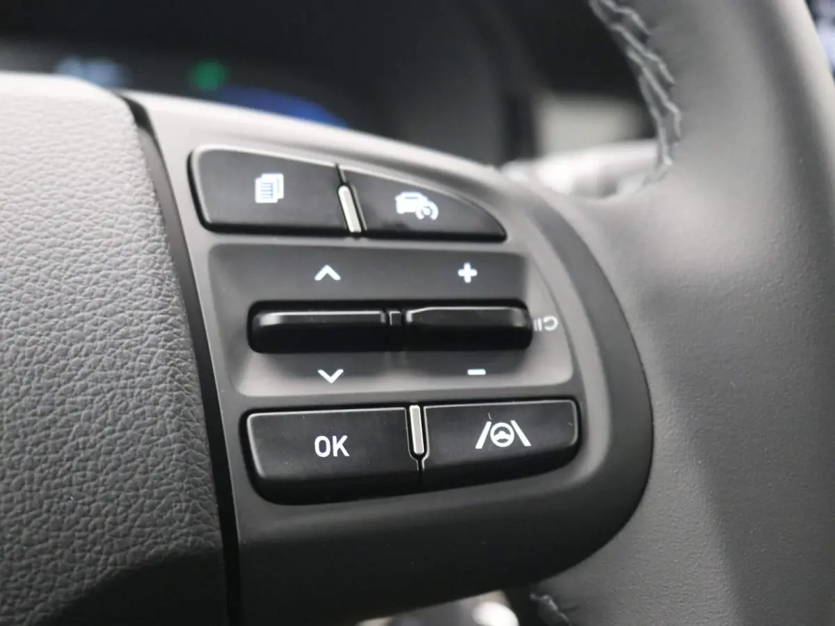 1.0 Comfort Smart / Navigatie / Cruise Control / Airco / LED dagrijverlichting / Achteruitrijcamera / Parkeersensoren achter / Fabrieksgarantie t/m 25-01-2030 /