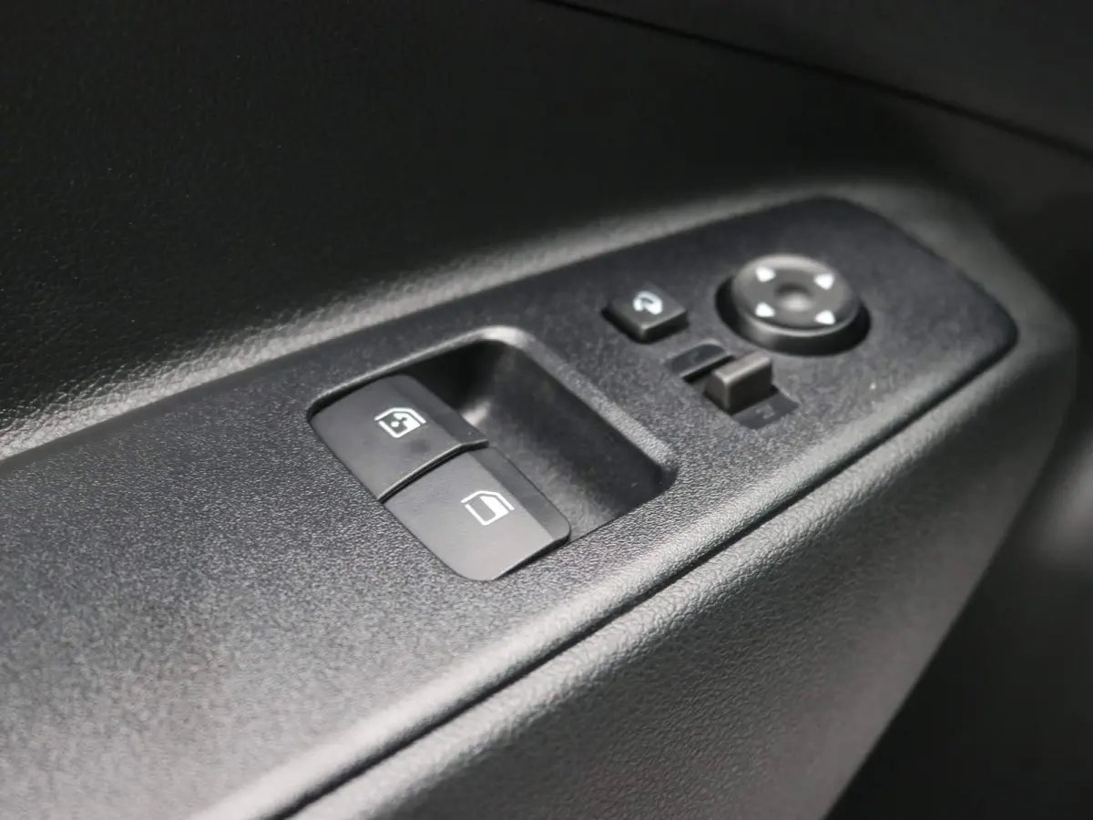 1.0 Comfort Smart / Navigatie / Cruise Control / Airco / LED dagrijverlichting / Achteruitrijcamera / Parkeersensoren achter / Fabrieksgarantie t/m 25-01-2030 /