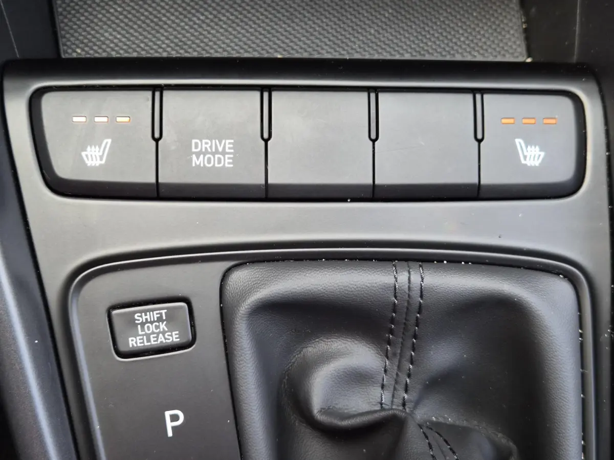 1.0 T-GDI Comfort / Fabrieksgarantie tot 03-2029 / Dealer onderhouden / Apple Carplay Android Auto / Stuur- & Stoelverwarming / Cruise control / Achteruitrijcamera / Trekgewicht 1110 kg /