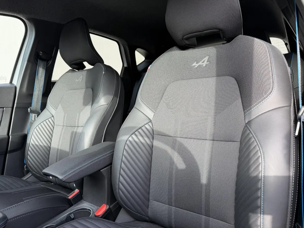 1.3 mild hybrid 160 esprit Alpine / Trekgewicht 1200 KG / Dealer Onderhouden / Harman Kardon / Two Tone / Adaptieve Cruise Control / Navigatie / Stoel & Stuurwiel Verwarming / Elektrische St