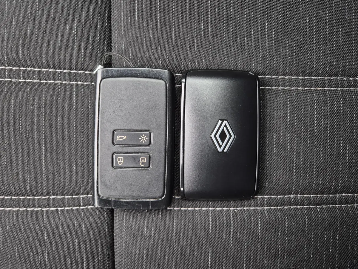 1.2 E-Tech full hybrid 200 techno / Panoramadak / Fabrieksgarantie tot 04-2028 / Trekgewicht 1500 kg / Pack Look / Rondomzicht camera / Apple Carplay Android Auto / Adaptief cruise control /