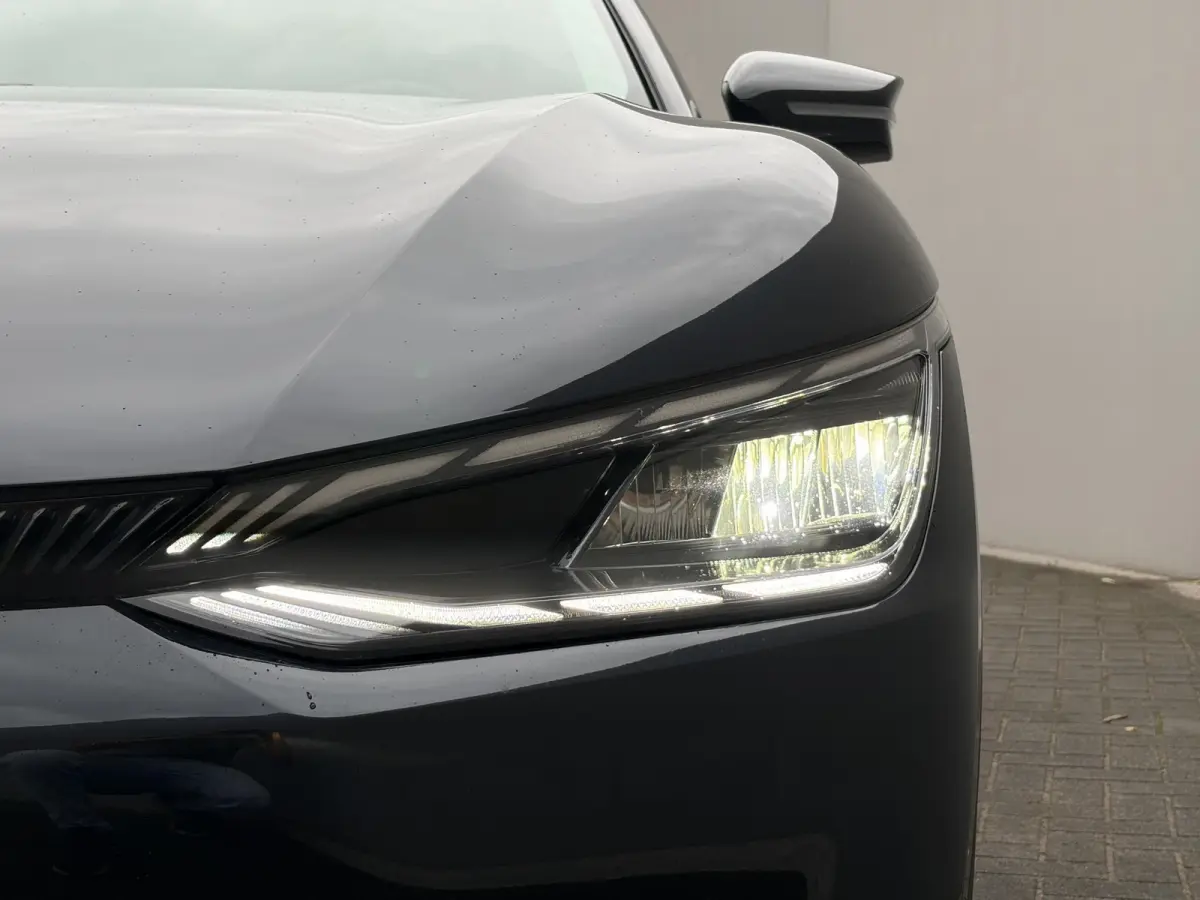 Edition 77.4 kWh / SOH 100% / Fabrieksgarantie tot 05-2032 / 1.600 kg trekgewicht / Android Auto & Apple Carplay / Navigatie / Cruise Control Adaptief / Climate Control / DAB / Draadloze Tel