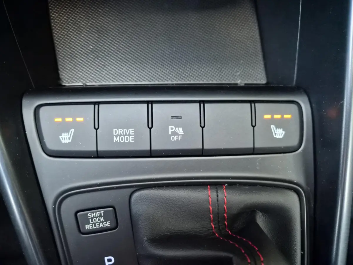 1.0 T-GDI Premium / Navigatie via Apple Carplay of Android Auto / Stuur- & Stoel verwarming / Achteruitrijcamera / Cruise control / Parkeersensoren achter / Climate control / Trekgewicht 111