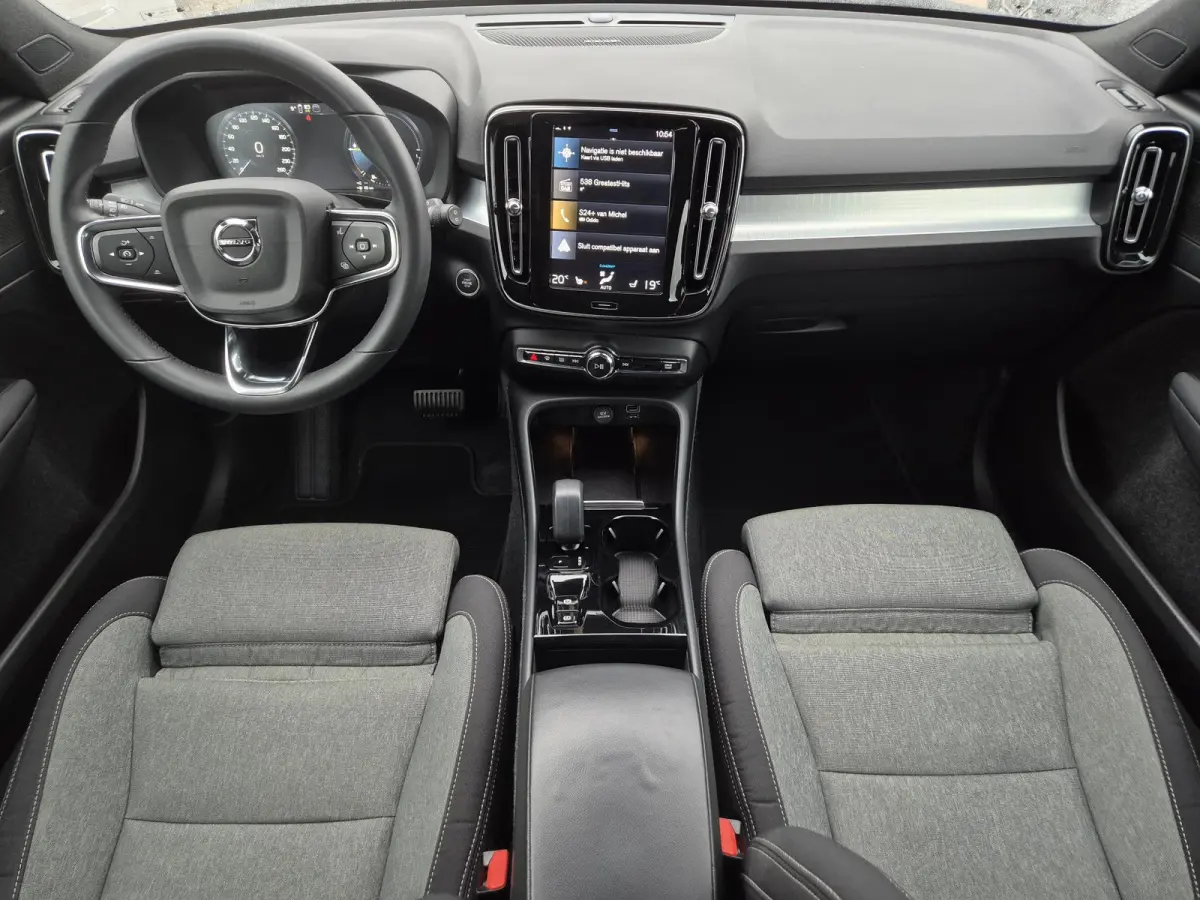 1.5 T5 Plus Dark / All season banden / Harman/Kardon Audio Systeem / Park Assist Pack & Seat Pack / Trekgewicht 1.800 kg / Stuur- & Stoelverwarming / Navigatie d.m.v. Apple Carplay/Android a