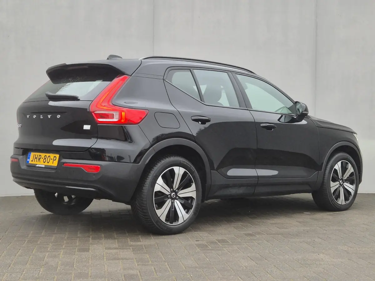 1.5 T5 Plus Dark / All season banden / Harman/Kardon Audio Systeem / Park Assist Pack & Seat Pack / Trekgewicht 1.800 kg / Stuur- & Stoelverwarming / Navigatie d.m.v. Apple Carplay/Android a